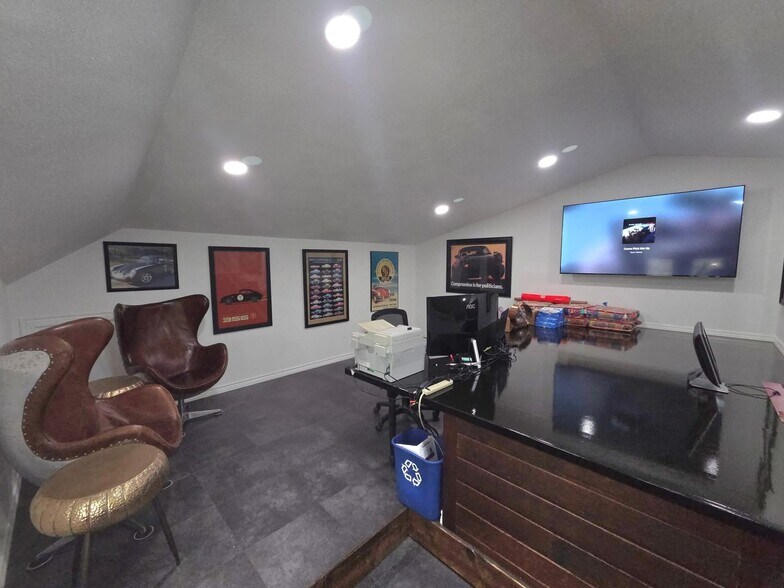 More Photos Of 1308 N Frazier St, Conroe Service For Sale