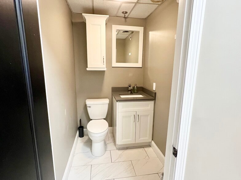 More Photos Of 254 N Broadway, Salem Storefront Retail Office For Sale