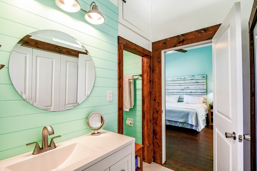 More Photos Of 512 N Travis St, Granbury Hospitality For Sale