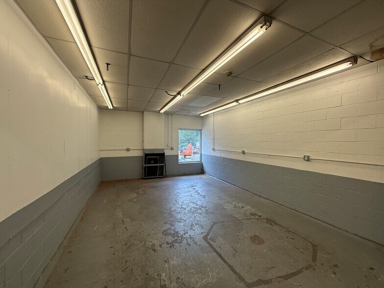 More Photos Of 1841 Babcock Blvd, Pittsburgh Warehouse For Lease