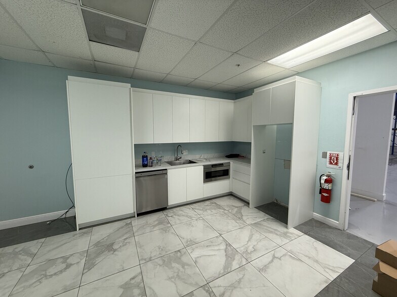 More Photos Of 7245 16th St E, Sarasota Warehouse For Lease