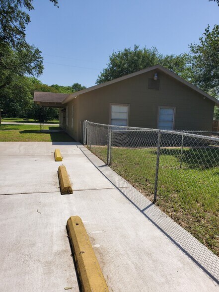 More Photos Of 5605 George Bush Dr, Katy Medical For Lease