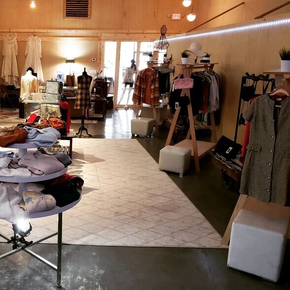 More Photos Of 211 N Main St, Taylor Storefront Retail Office For Lease