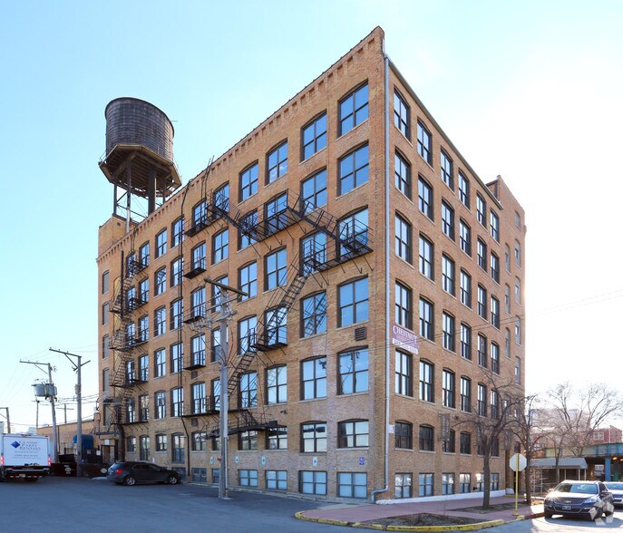 More Photos Of 935 W Chestnut St, Chicago Office For Lease