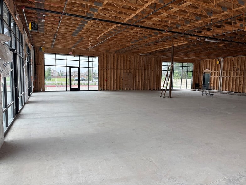 More Photos Of 914 W 1st St, Justin Storefront For Lease