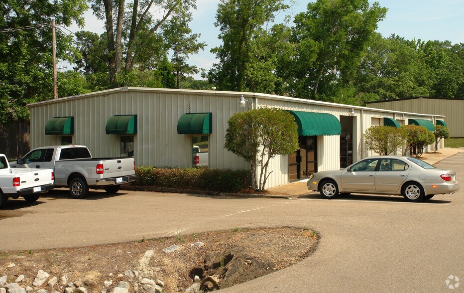 More Photos Of 125 E Ford St, Ridgeland Flex For Lease
