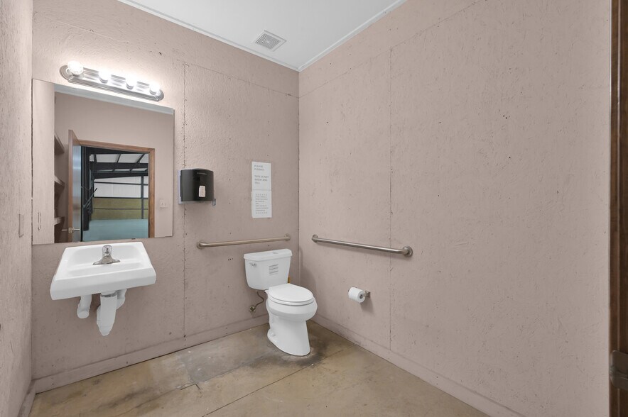 More Photos Of 11322 Neeshaw Dr, Houston Warehouse For Lease