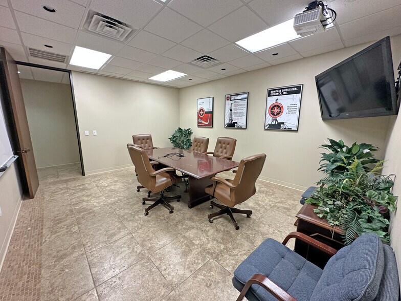 More Photos Of 14427 Interdrive W, Houston Warehouse For Lease