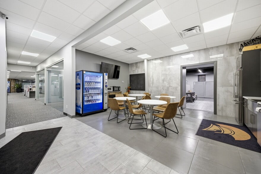 More Photos Of 326 SE Douglas St, Lees Summit Office For Sale