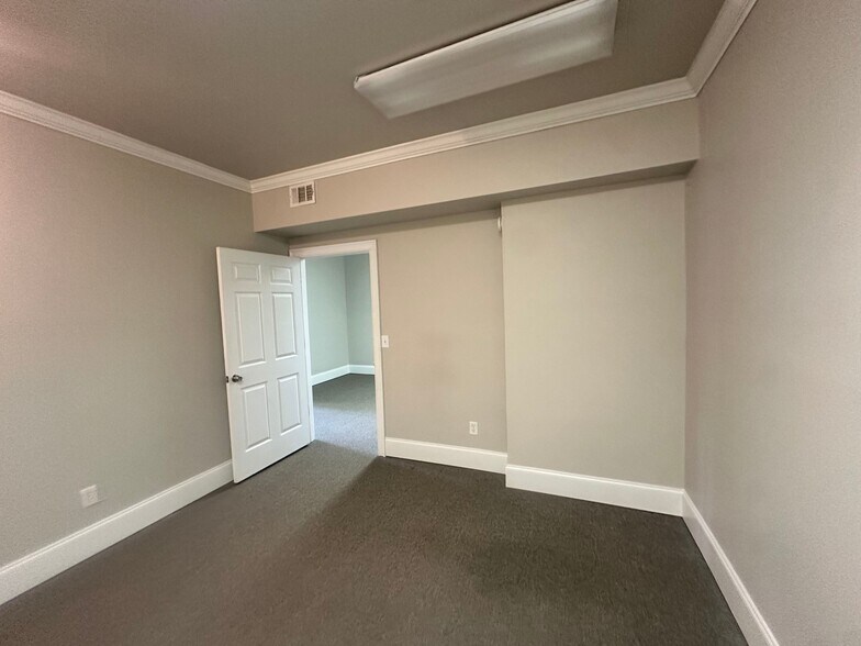 More Photos Of 327 Dahlonega St, Cumming Office For Lease
