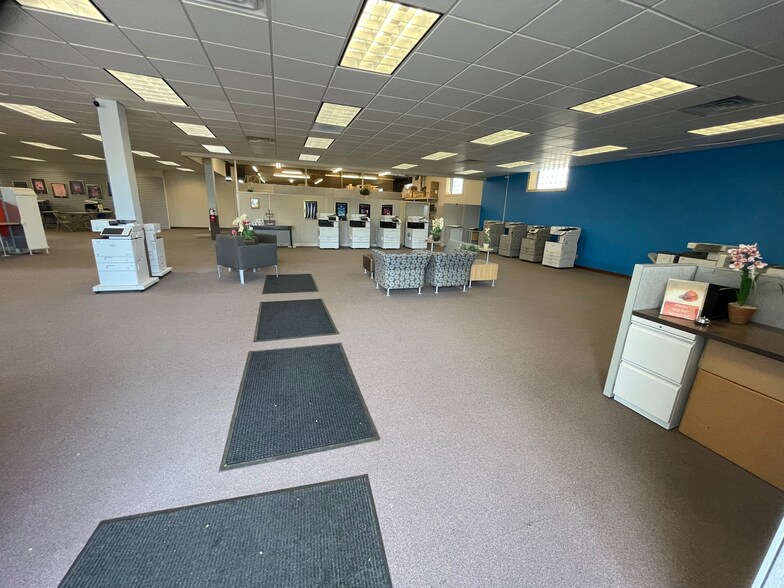 More Photos Of 1920 E State St, Hermitage Freestanding For Lease