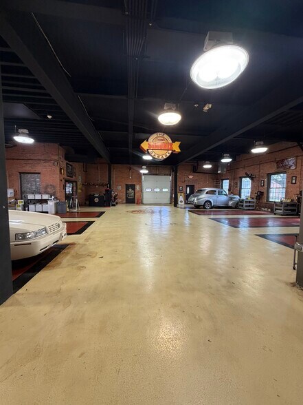 More Photos Of 281-283 Park Rd, West Hartford Showroom For Lease