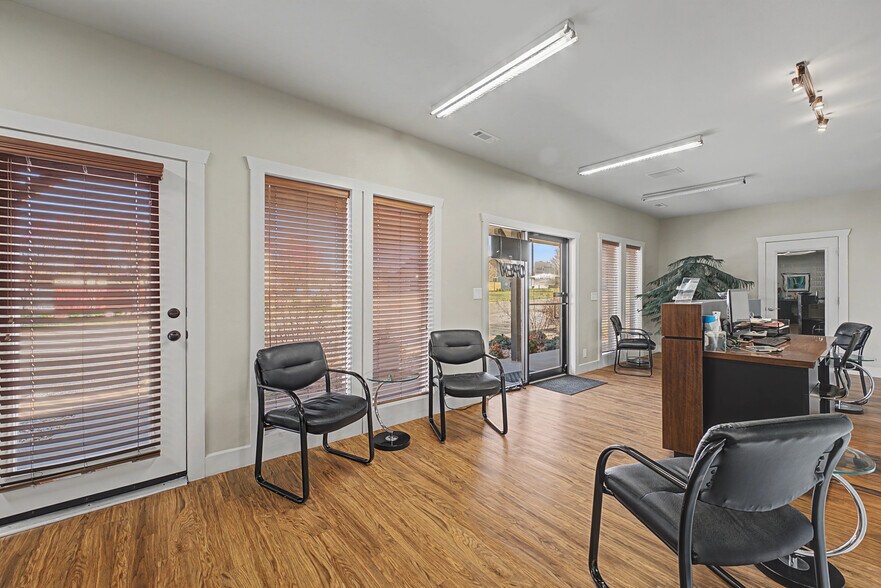 More Photos Of 1133 NW J St, Bentonville Office For Sale