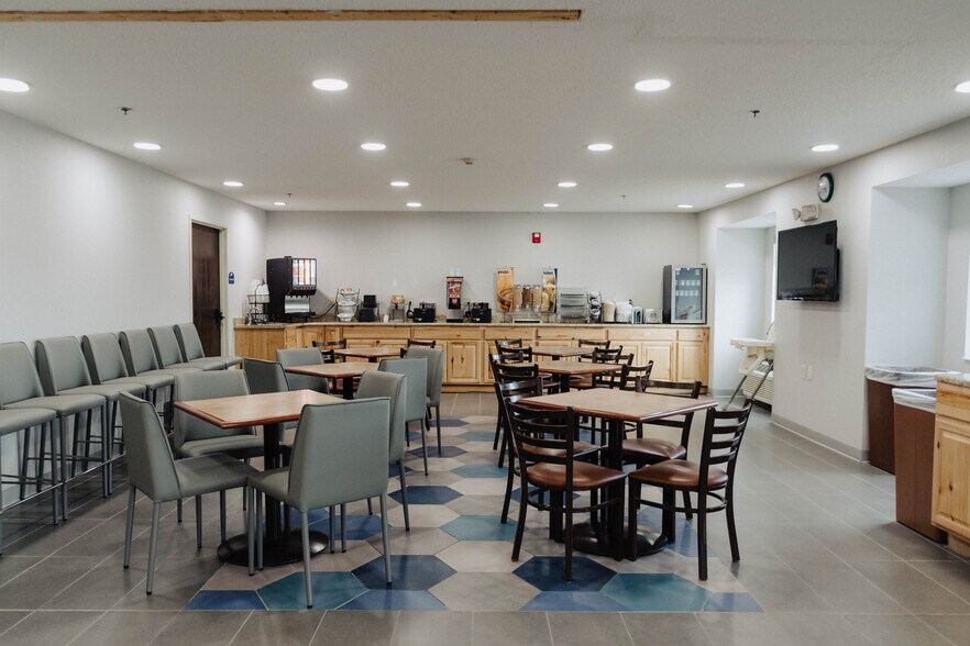 More Photos Of 1640 Cedar St, Raton Hotel For Sale