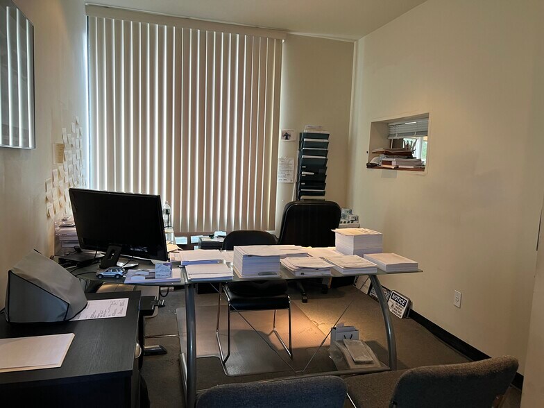 More Photos Of 195 Northern Blvd, Great Neck Auto Dealership For Lease
