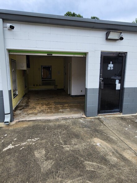 More Photos Of 2632 Spruce St, Montgomery Self Storage For Lease