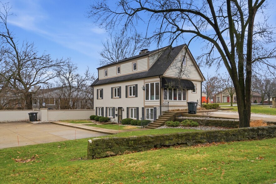 More Photos Of 175 W Franklin St, Centerville Storefront Retail Office For Sale