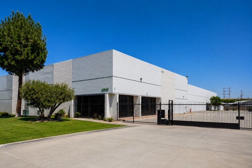 Primary Photo Of 13942 Orange Ave, Paramount Manufacturing For Sale