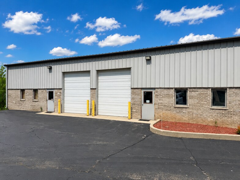 More Photos Of 2449 Pierce Dr, Spring Grove Showroom For Sale