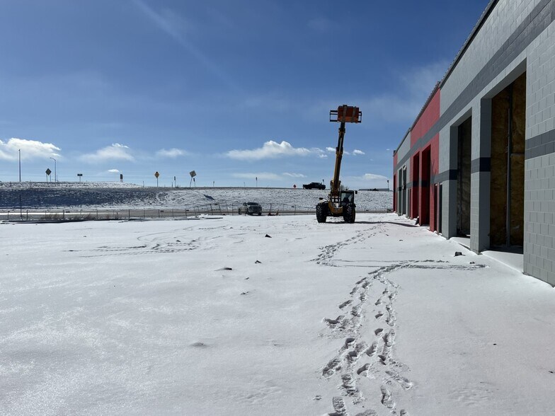 More Photos Of 11 NW Frontage Rd, Fort Collins Showroom For Lease
