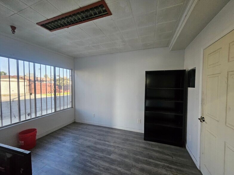 More Photos Of 3008 W Hyde Park Blvd, Los Angeles Warehouse For Lease