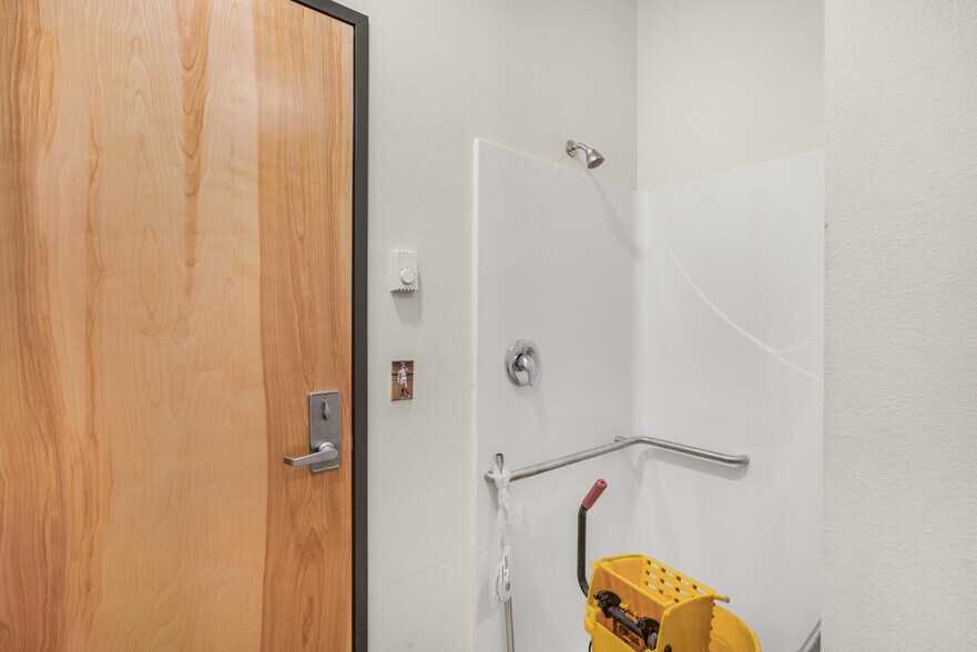 More Photos Of 421 C St, Washougal Warehouse For Sale