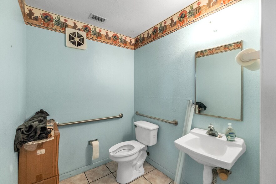 More Photos Of 6735 14th St, Bradenton Auto Repair For Sale