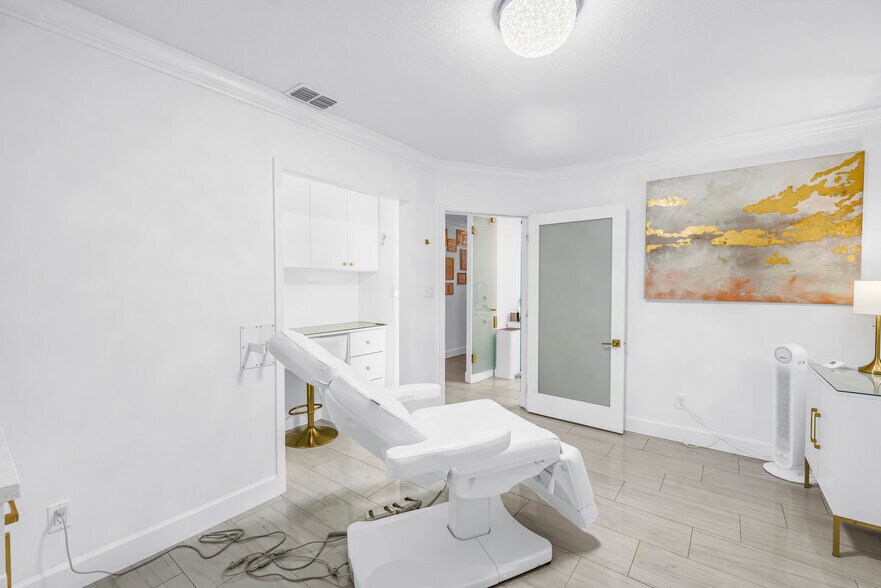 More Photos Of 2200 49th St N, Saint Petersburg Medical For Sale