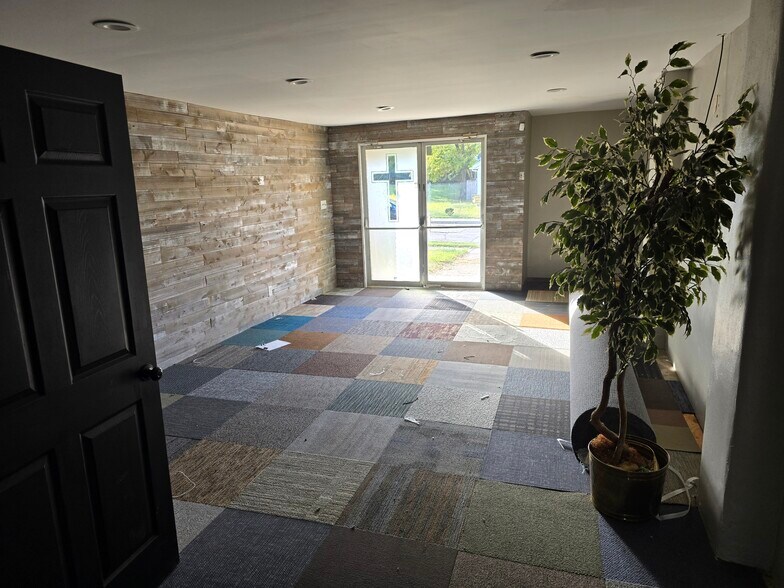 More Photos Of 2404 Dewey St, Anderson Flex For Sale