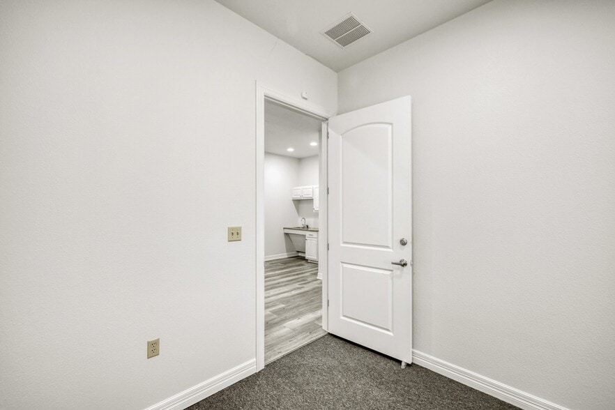 More Photos Of 5727 W I-10 Fwy, San Antonio Office For Lease