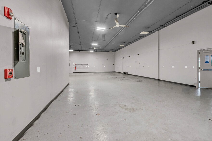 More Photos Of 20 Federal Rd, Brookfield Storefront For Lease