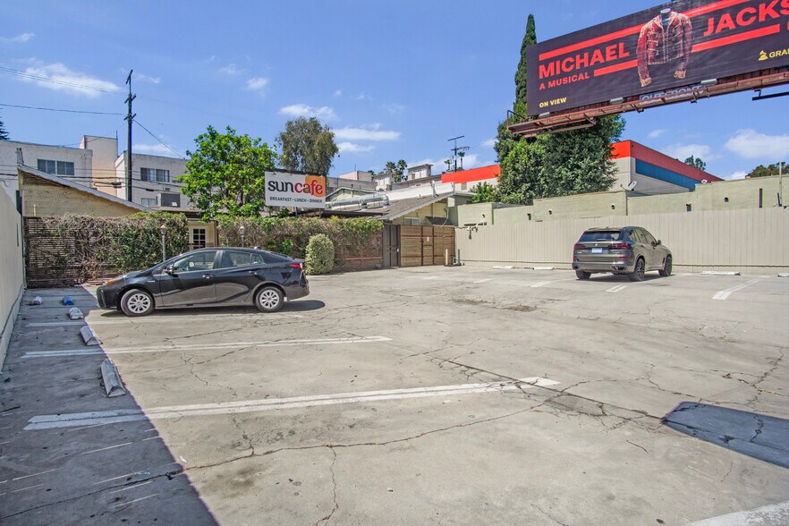 More Photos Of 10820 Ventura Blvd, Studio City Restaurant For Sale