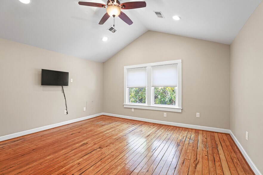 More Photos Of 113 Whitsett St, Greenville Office For Sale