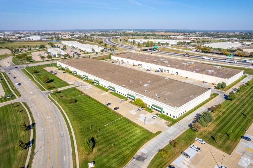 More Photos Of 4451-4569 121st St, Urbandale Flex For Lease