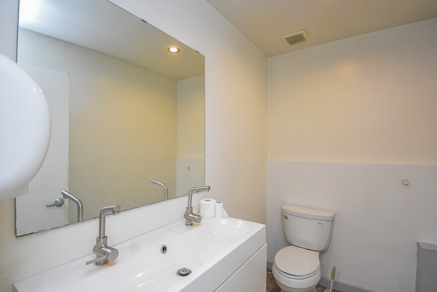 More Photos Of 1310 E 29th St, Houston Light Distribution For Lease