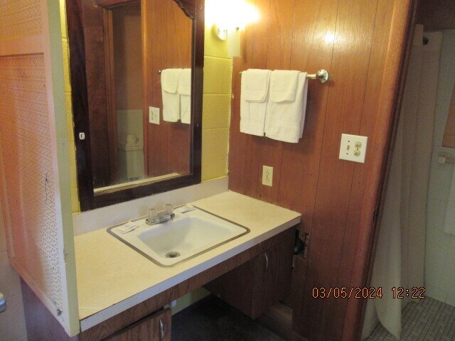 More Photos Of 424 Highway 65 Bus, Clinton Hotel For Sale