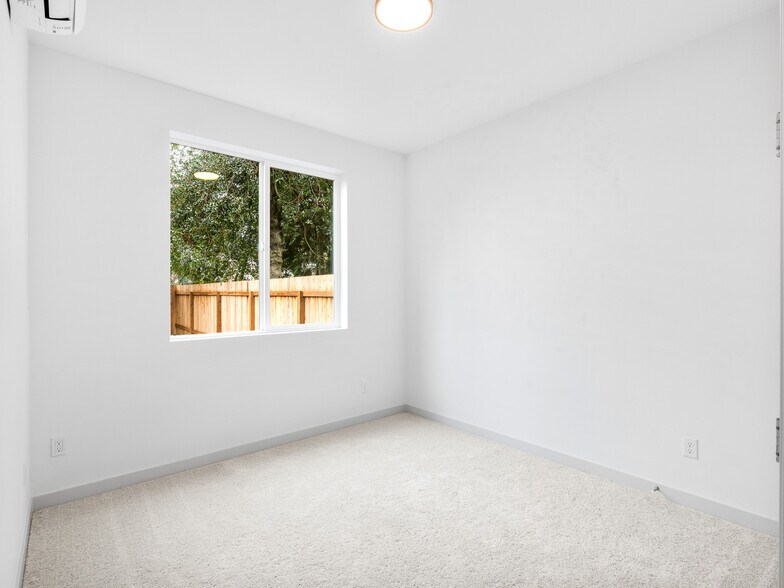 More Photos Of 2478 SE Lincoln St, Portland Multifamily For Sale