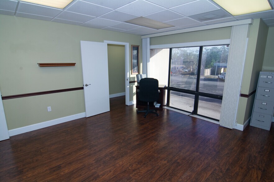 More Photos Of 3617 Webber St, Sarasota General Retail For Sale