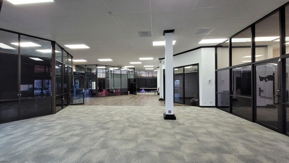 More Photos Of 8245 North Fwy, Houston Unknown For Lease