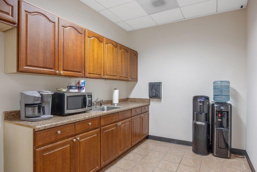 More Photos Of 5018 Chesebro Rd, Agoura Hills Medical For Sale