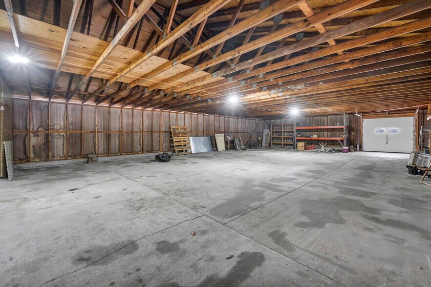 More Photos Of 4085 Herner County Line Rd, Southington Showroom For Sale