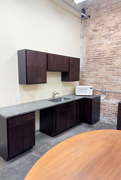 More Photos Of 452 N Claremont Ave, Chicago Manufacturing For Lease