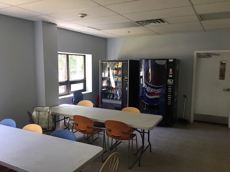 More Photos Of 4 Center St, Merrimack Service For Lease