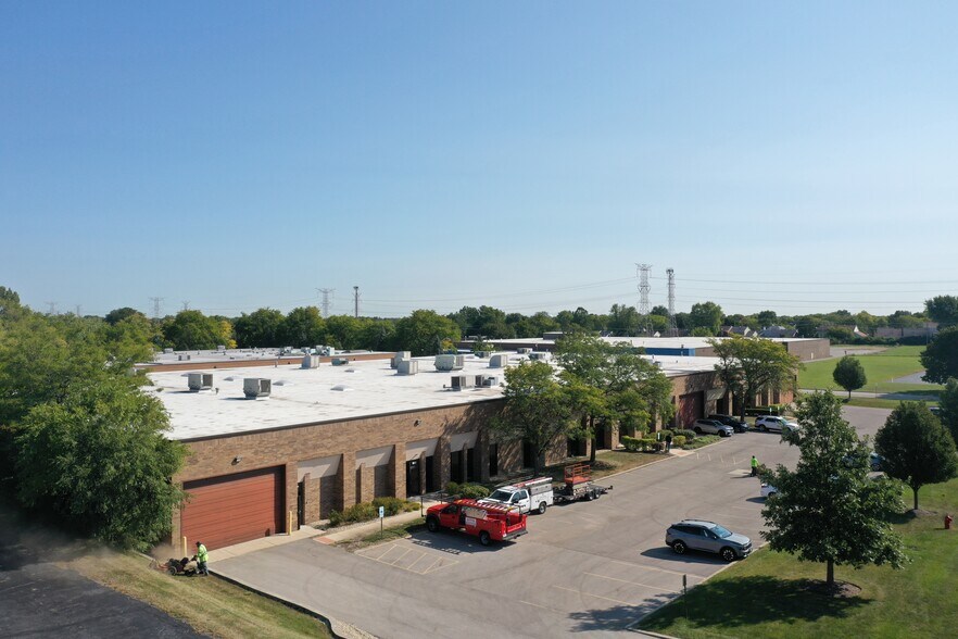 More Photos Of 1040-1060 High St, Mundelein Warehouse For Lease