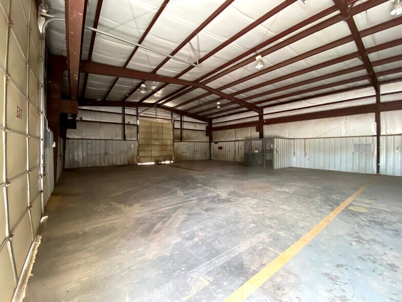 More Photos Of 1002 Commerce Dr, Lindsay Light Manufacturing For Sale