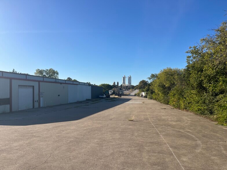 More Photos Of 5526 Crystal Lake Blvd, Dallas Warehouse For Lease
