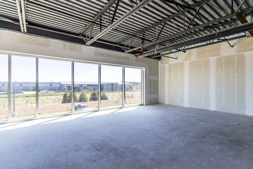 More Photos Of 585 Hanlon Creek Blvd, Guelph Showroom For Sale