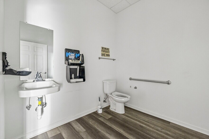 More Photos Of 206 Claire Ave, Oak Grove General Retail For Lease