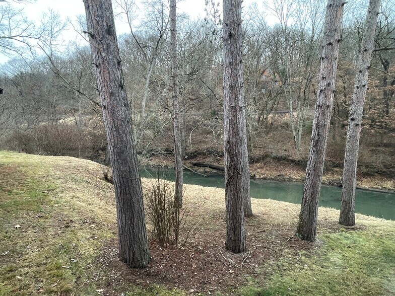 More Photos Of 102-103 Hicks Road Rd, Renfrew Flex For Sale