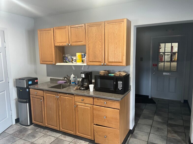 More Photos Of 3218 N Main St, Cleburne Auto Dealership For Lease